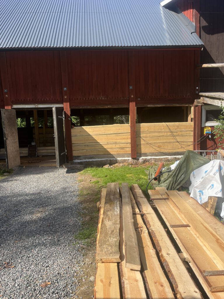 Nytt timmer längs nedre vägg