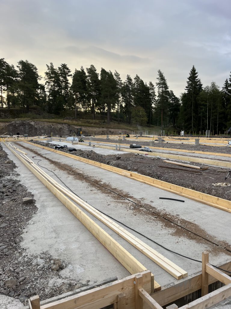 Gjuten platta med formsättning